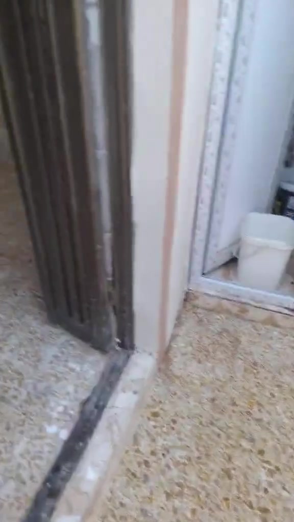 السلام عليكم
بيت لبيع 100 متر في حي نداء طابق ونص 
 طابق الاول جوه استقبال صاله مطبخ غرفه مكشوفه حمام داخل وخارج 
طابق الثاني صاله غرفه مع حمام درج تشاريف سطحين 
رقم *********** /***********
