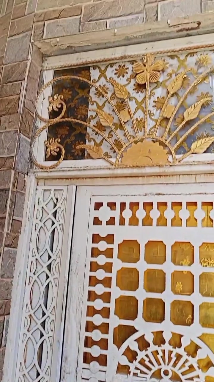 بيت للبيع +شقه  حي اور 
المساحه 100م مربع 
الارضي استقبال صاله ومطبخ غرفه وصحيات وطارمه 
الشقه غرفتين وصاله وصحيات وطارمه درج معزول لشارع او لداخل كلا الحالتين 
البيت نظيف ومرتب 
الموقع شارع  مستشفى غسل الكله 
جهة اليمين قرب اسواق النور 
***********
