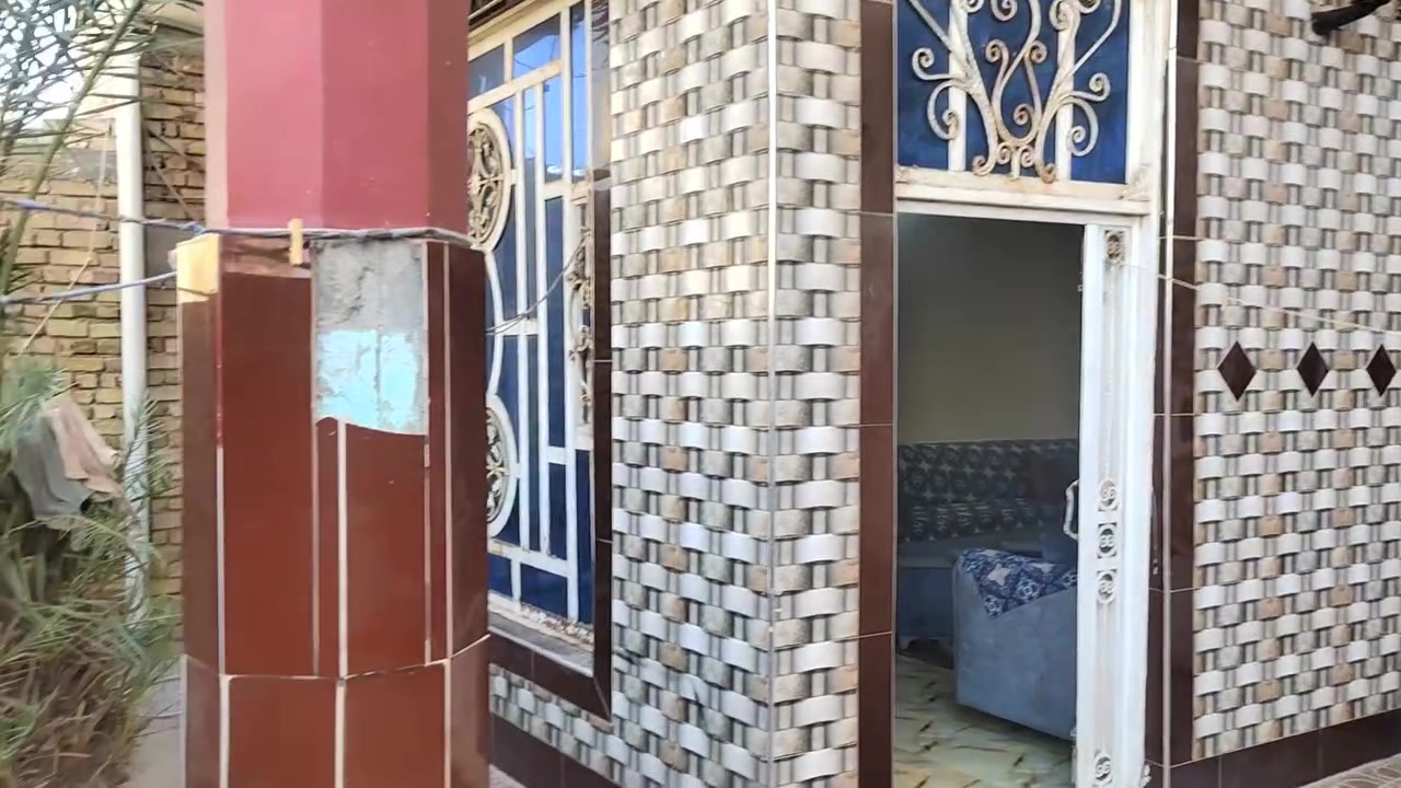 بيت بحي المين الوله مساحه 250 طابق الرضي استقبال وصاله خرفتين مطبخ صحيات طابق ثاني غرفتين وصاله غرفتين ترك رقم شراي يتصل ***********
