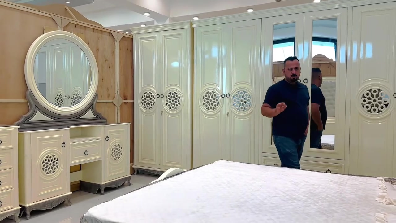 موديل الخيال 

السعر ٣ ملاين و٤٥٠ الف

يتكون من ١٠ قطع

نجاره عراقيه من انتاج شركه الملكه اللاثاث ومفروشات 

ضمن وجبه الدرجه الاولى 

الون اوف وايت تطعيم ذهبي 

الكنتور ٦ باب طابقين 

عرض ٣٤٥ سم ارتفاع ٢٧٠ سم 

داخل صاج طبيعي ٤ ملم 

الوجه cnc ١٤ ملم 

الارضيه بلوك صاج ١٨ ملم 

ظهر جرجوبه شد براغي 

زاويه ملابس ملحق بارتفاع الكنتور عرض ١٢٠ سم 

الكنتور وزاويه ملابس ضلع واحد ٤٦٥ سم 

جربايه تصميم تركي كومديات مفصوله 

الكشن بلوك بورد ١٨ ملم ٦ ارجل

شازلون هديه + طابوريه 

ميز مرايا تصميم تركي يحتوي علي ٣ مجرات ودبل باب 

جزامه دبل باب + مجر 
كل مجرات هذا موديل سلايت سكك حديد 

خدمه نقل وشد مجانا الى جميع محافظات 

العنوان الانبار الرمادي زنكورهً مقابيل محطه الهدى مجاور لمركز شرطة زنگوره 
للحجز والاستفسار 

***********

***********
