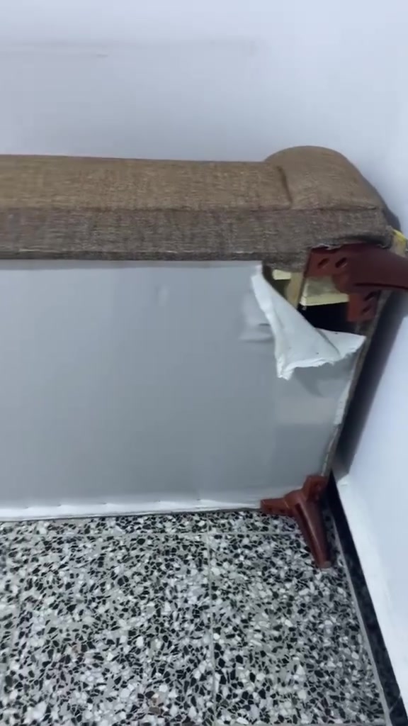 تخم للبيع عشره مقاعد فقط واحد من ارجل مكسور سعره 500جديد ونضيف جدا مكاني بغداد  البلديات ‭***********‬استفسار
