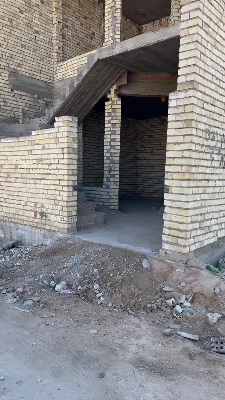 سلام عليكم للبيع بيت هيكل طابقين منفصل درج خارجي المساحة 100متر/ واجه 6وربع نزال16 قريب على الشارع العام ثاني فرع  بصف الركن على مشروع بهية / السعر /85مليون قفل
***********

