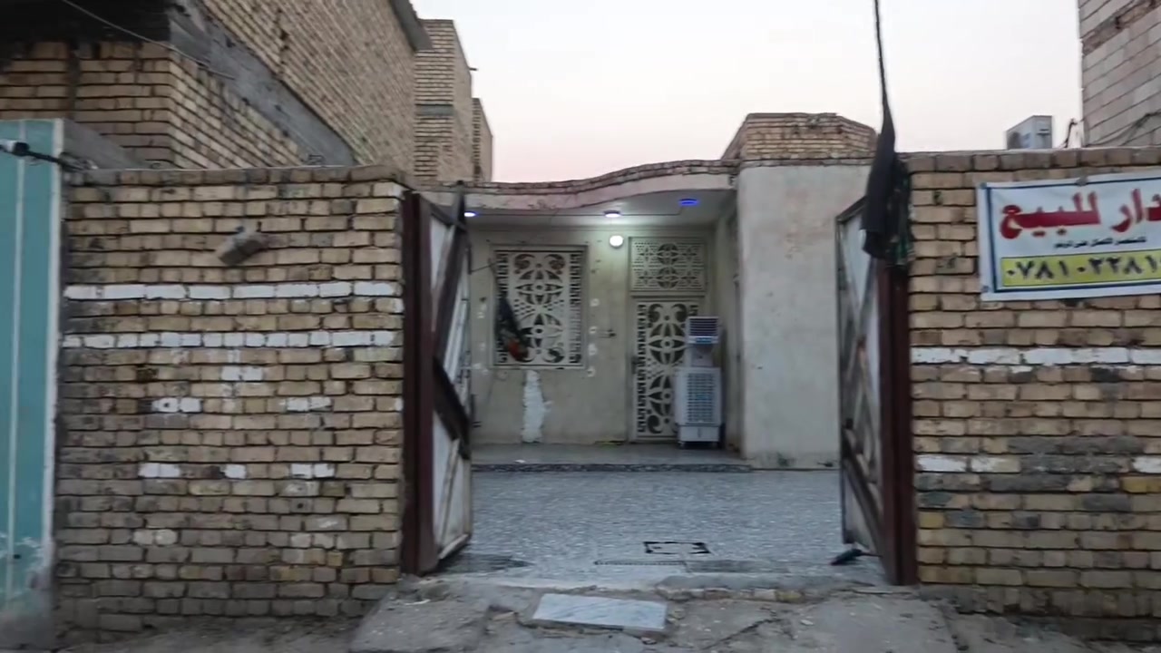 يا الله بيت مساحة 240/يم شارع صدرين جديد غريب عله مجسر سكان جديد/ بيت بنا حديث طابوك صب كونكريت/يحتوي عله غرفتين نوم وصاله ومطبخ ودوانيه /وحمام داخلي  وحمامات خارجيه /شبابيك وبيبان تفصله كله/ ***********  /
