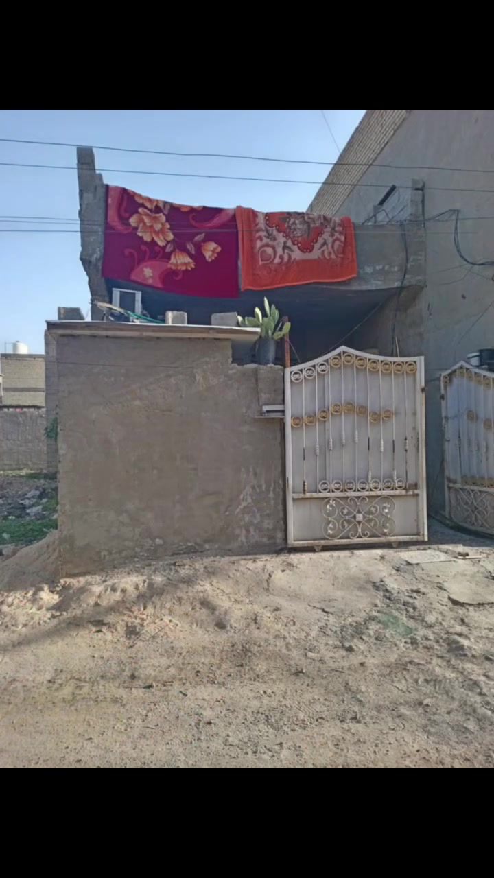 بيت للبيع زعفرانية نهاية ٤ شوارع بل جواهري ١٠٠ متر طابق ونص سند ٢٥ طابو مللك بي طرمة صحيات داخلية وخارجية صالة هي مطبخ استقبال جبير غرفة جوة بيها ترك غرفة فوك بيتونة جبيرة صطح البيت جوة كامل مكمل الفوك ملبوخ سمنت عوزة بياض وكاشي ٦٠مليون إذا اكو مراوس اراوس بس ينطيني فرق رقم التواصل***********

