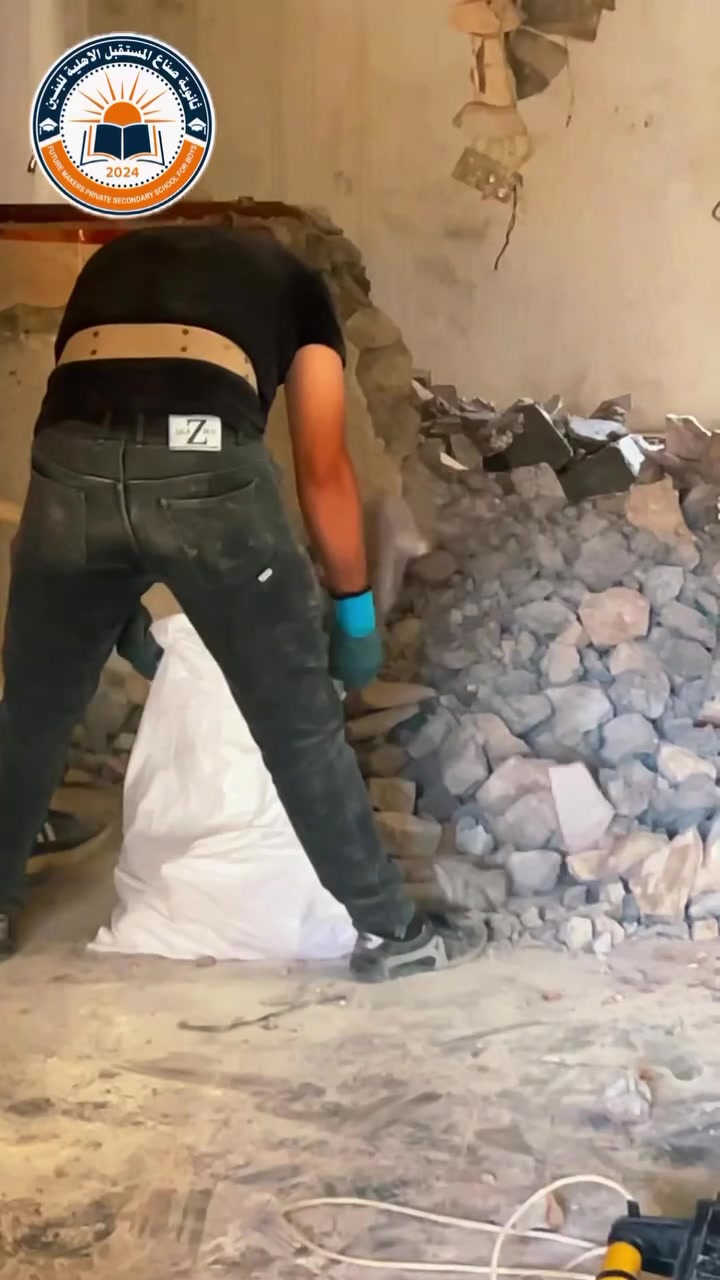 من هنا يبدأ المستقبل…

لأن البيئة التعليمية المتميزة تصنع طالبًا متميزًا، نواصل العمل على تطوير مدرستنا لنوفّر بيئة تعليمية حديثة تواكب الطموح، وتمنح طلبتنا كل ما يحتاجونه للنجاح والتميز.

وضمن خطة التطوير المستمرة، شهدت المدرسة تنفيذ العديد من المشاريع، أبرزها:

🏫 قاعات دراسية نموذجية
🧪 مختبرات علمية حديثة ومجهزة
🖥️ مختبر حاسوب متطور
📚 مكتبة وقاعة مطالعة
⚽ ملعب رياضي متكامل
📹 منظومة كاميرات مراقبة لتعزيز الأمن والسلامة
👔 زيّ مدرسي موحّد يعزز الانتماء والانضباط

ولأن التطوير رحلة لا تتوقف، فإننا مستمرون في الارتقاء بمدرستنا ومرافقها وخدماتها، لنوفّر بيئة تعليمية متكاملة تليق بأحلام أبنائنا، وتمنحهم كل مقومات النجاح والتفوق.

📝 للتسجيل والحجز والاستفسار يرجى التواصل عبر الأرقام الآتية:

📍 العنوان: الموصل – حي الزهور، بين ترفك المحروق ودورة العبادي، مقابل مذخر بيروت.

📞 آسياسيل (واتساب وتليجرام): ***********
📞 كورك: ***********

ثانوية صُنّاع المستقبل الأهلية للبنين
حيث يبدأ التميز… ويُصنع المستقبل.
 #ثانوية #دورات #نجاح #الموصل #الزهور #صناع #المستقبل #لايك
