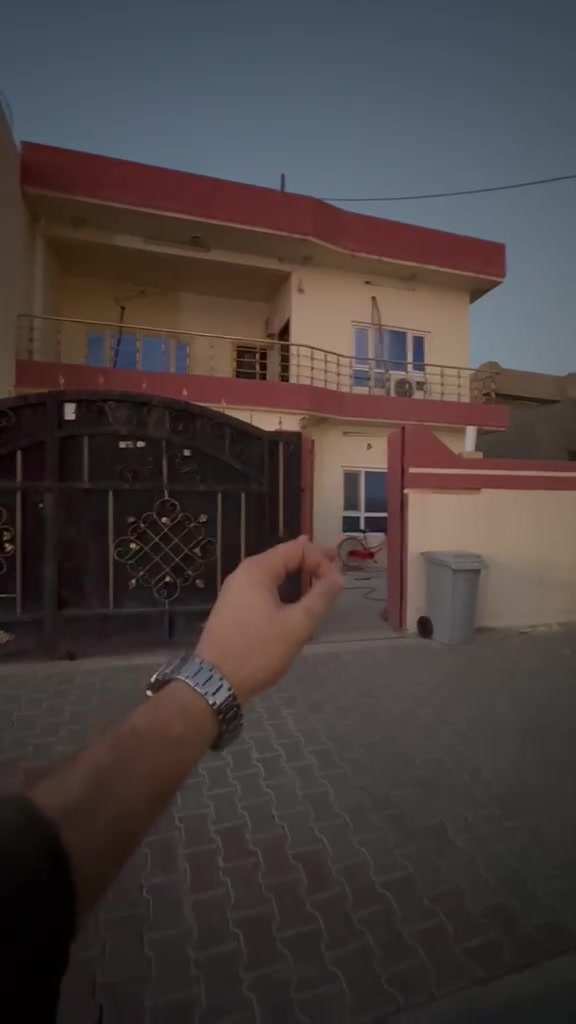 بيت طابقين للبيت مع كامل اثاث
٤ غرف نوم 
اتقبال كبير 
٤ سبالت من ضمنهم سبلت كنتوري 
كاونتر مع ملحقاته 
غساله ملابس و مواعين بعده ممشتغل 
غرفة نوم جديده 
موقع كركوك كوركه جال خلف مسبح جوهره 
شارع ٢٠ متر عريض قريب من المدرسه وروضه ومتوسطه 
للاستفسار 
***********
