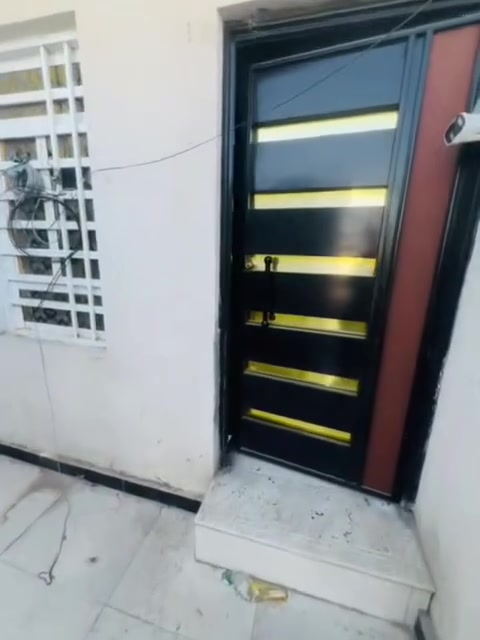 بيت لليجار بناء حديث يتكون من 2 غرف منام وصالة ومطبخ وحمام وصحيات وطارمة ايجارة 450' شامل الماء ولكهرباء العنوان القبلة الخمس تالاف علة الشارع العام مباشر للتواصل ***********
