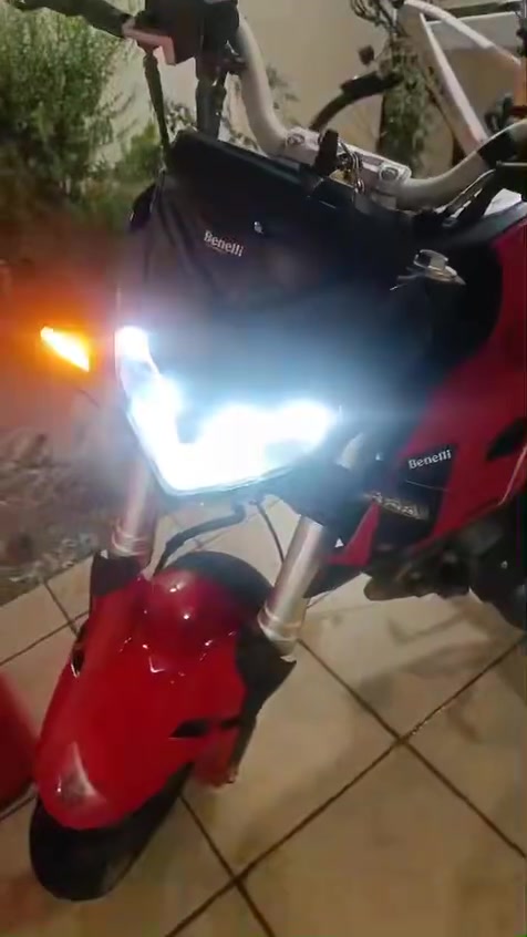 السلام عليكم
مكلف بالنشر 

للبيع دراجة بينيلي Benelli TNT 150

اللون: أحمر وأسود
الموديل: Benelli TNT 150 2023
دراجة رياضية، شكل أنيق وحلو، مناسبة للاستخدام اليومي والشبابي.

محرك 150cc
گير عادي
فرامل ديسك
مرقمة وتحويل ثاني يوم

الموقع: [الكاظمية شارع 60]
السعر: [مليونين ونص] وبيها مجال حگ الجية
للتواصل: [***********]

الدراجة نظيفة و مكفولة ماشية 17000
تاخذها متتعبك وحلوة مرتبة كلش 
كلشي بيها بلادي برغي ما مفتوح بيها
تبديل الدهن يم الشركة بانتظام
بانزين ما شامة ريحة العادي كله محسن
