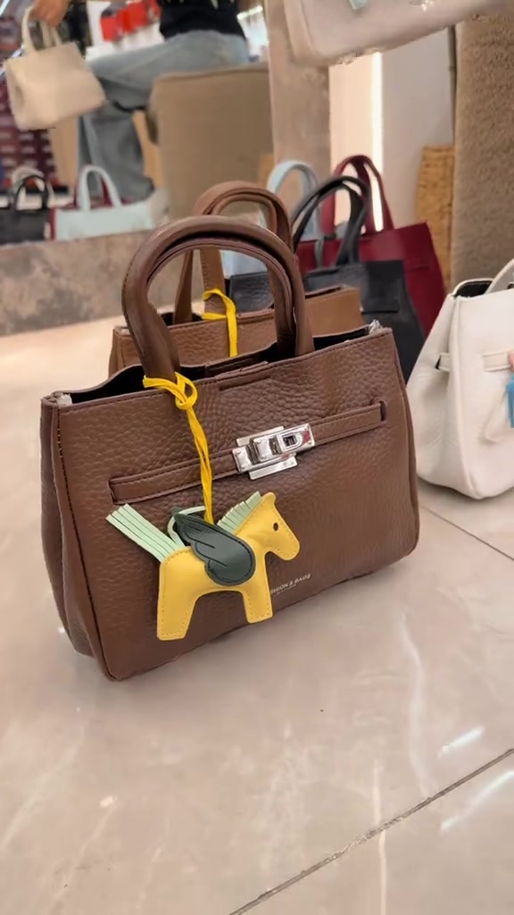 واتساب***********للحجز بلاش صارت بنص السعر💛👜🔥 الكوالتي راقي راقي راقي فول العنوان📍 الأعظمية | شارع الإمام | قرب جسر الأئمة 🩷 📌 موقعنا على Waze متوفر .  التوصيل 5،000 ألاف كل العراق🚕  #مجمع_احذية_حيدر #حقيبة #حقائب

نص مكتوب في الصور:
- تصفية قطع اخيرة
- السعر بس 15,000 ألف