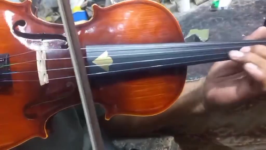 كمنجه ماركة ارين خشب بكل أجزاءها قوس جديد اوتار جديده شولدر)(كتافيه) وياها ودامر والحقيبه كمان نضيفه وجاهزه سعرر120الف المكان بغداد الشعله هاتف***********

