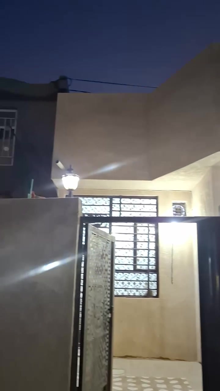 عندي بيت  الرشديه ١٠٠م  غرفه وصاله ومطبخ وصحيات واستقبال درجه اولي طابق واحد قريب علي شارع العام مسافه ١٥٠م
السعر ٥٣ وبي مجال الفرع الأول 
***********
*********** واتساب على الاثير
