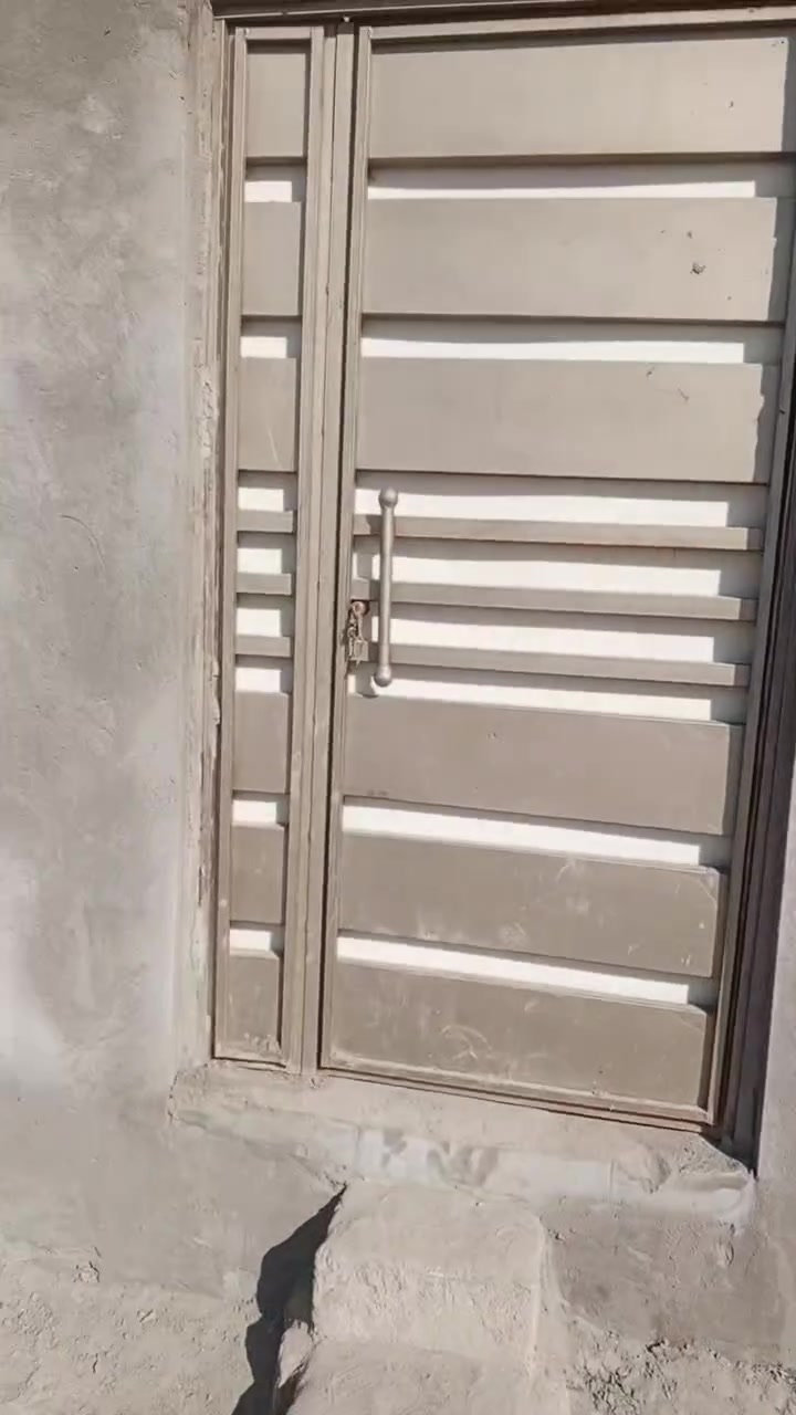 بيت زراعي للبيع شارع ال صحن مقابيل حي الجوادين عمود 46 شارع التبليط عوزه ارضيه ومخمر وعكادة دوانيه وبيتونه مساحة 92 متر بناء بلوك كهربائي إعكاده 30 وبي مجال ***********
