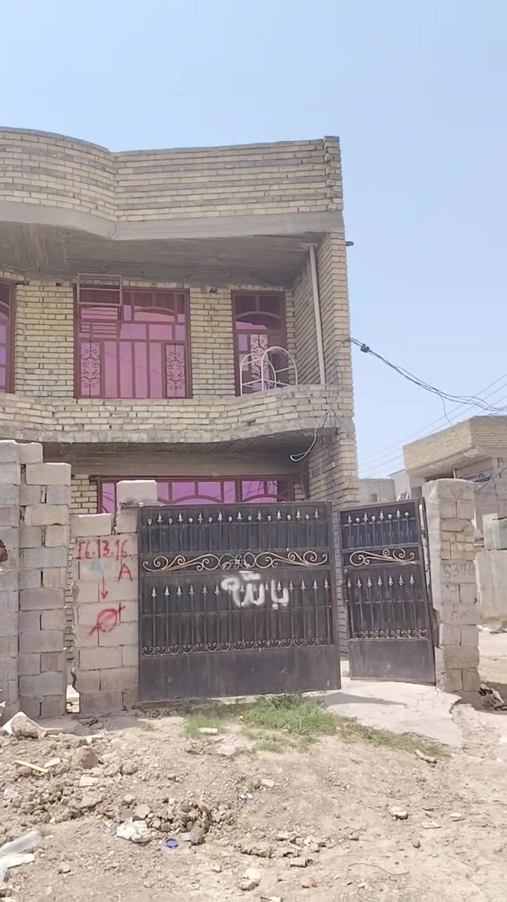 اسلام عليكم بيت طابقين للبيع مساحه 135 متر 
البيت مبيض الطابق الاول سيراميك 
الطابق الاول يحتوي علئ استقبال وغرفه نوم وحولي واسع
التابق الثاني يحتوي علئ 3 غرف نوم وحولي واسع
***********
***********
