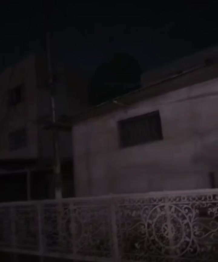 دار للبيع البلديات حي التراث  الزراعي 100م
يحتوي الطابق الاول  حوش استقبال ومطبخ حار وبارد وترك   وغرفه نوم وصحيات

الطابق الثاني غرفتين  وحمام وسطح 

الطابق الثالث بيتونه كبيره  وسطح  
 واجهه3 بعدين يفتح عرض 
*********** للأتصال واتساب 
السعر 95 وبيه مجال
