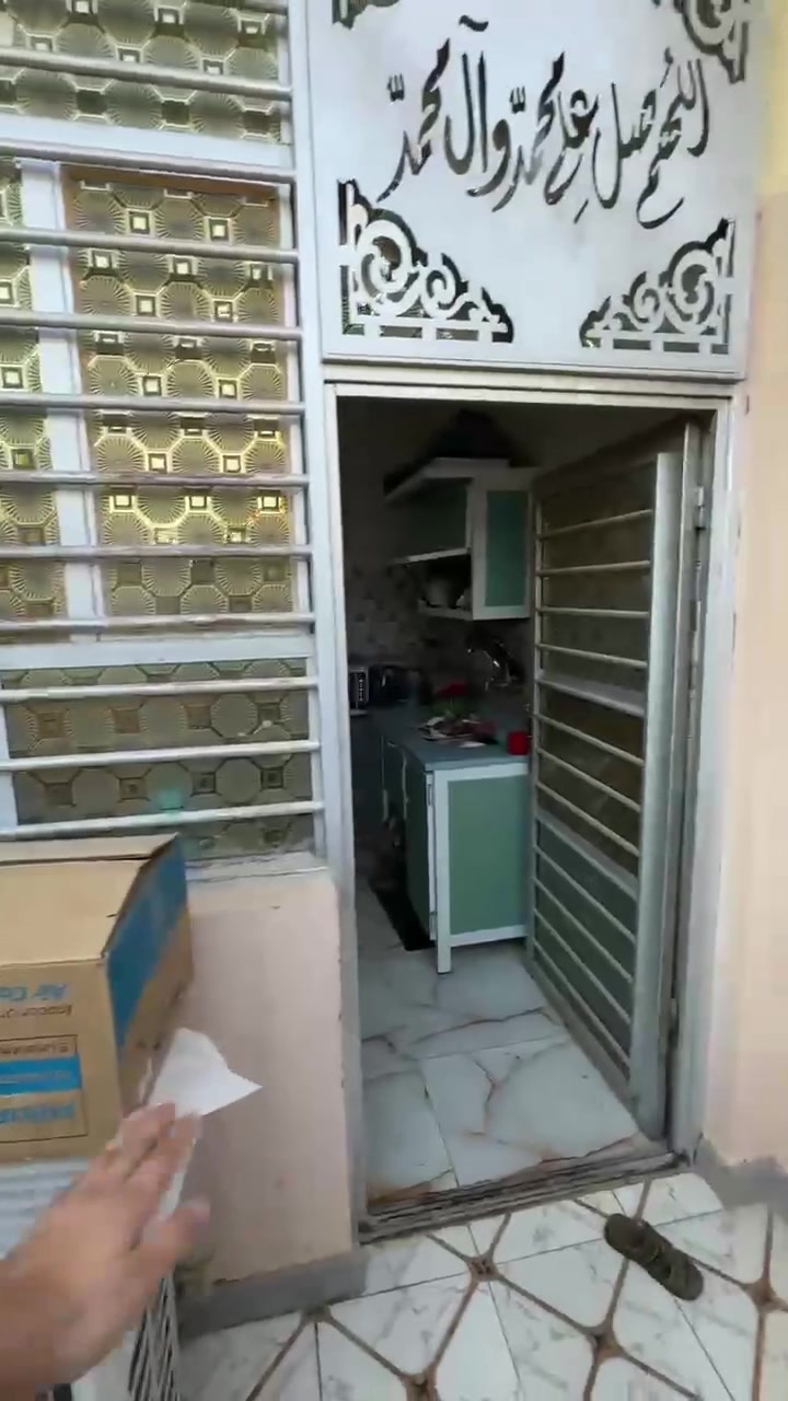 ‏بيت مساحة 100 متر 
بناء صب كونكريت  سنه 2025 
يحتوي على استقبال و مطبخ وغرفة نوم وصالة واسعة ( طابق واحد) 
يحتوي على اثنين صحيات خارجية وداخلية يحتوي على اثنين منور تهوية للبيت 
موقعه  حي ميسان شارع جوهرة العرب  
شارع الشيوخ ، البيت مربع السعر 50مع المجال الاستفسار انتصل ***********
