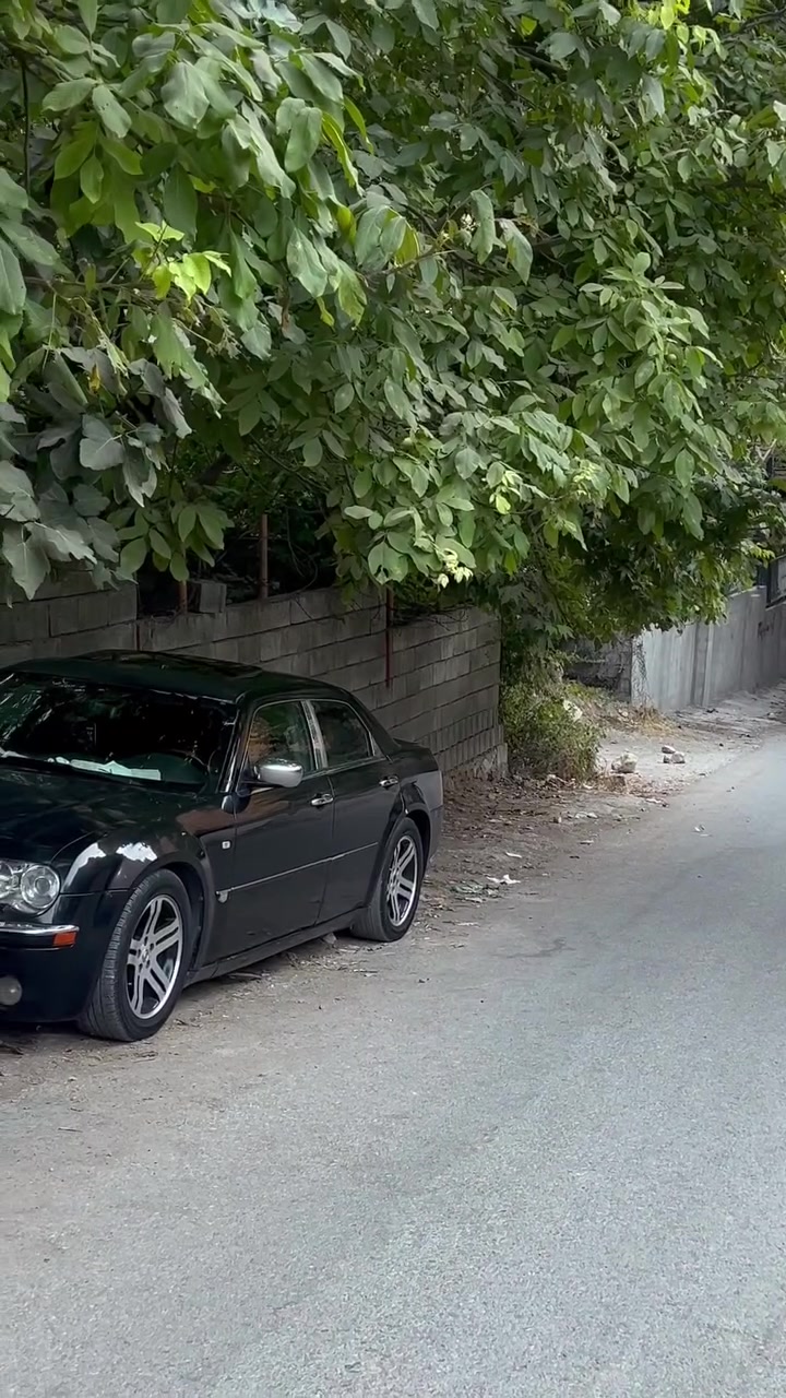 ئۆباما 2010
قەپات مواسەفات رەشی قەتران 
ماکینەی hemi V8 گیرو مەکینەو کارەبایاتی بەشەرت دە فیتەر
سلایت کوشن جلدو هیتەروو کارەبایی
سالانسەی سپۆرت چوار تایەو ویلی تازەیەژیرە 
سەیارەکە براوەیە گۆرینەوەیش ئەکەم لەسەر دل گرتن
شوین کەلار ژ.م ***********
