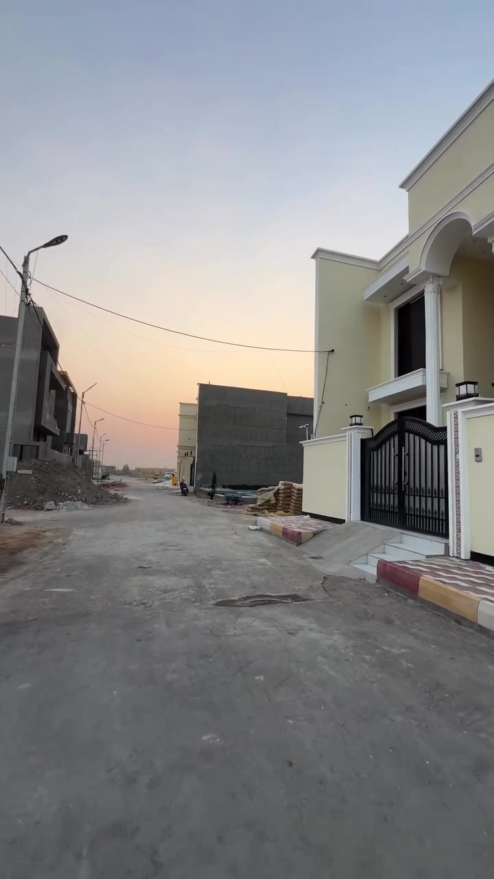 🏡 قطعة أرض للبيع - فرصة استثمار وسكن 🔥

📐 المساحة: 150 م²
📏 الواجهة: 10 م
🚪 عدد المداخل: مدخلين (رئيسي + خلفي) ⭐
📜 نوع الطابو: طابو زراعي سنة 2025 - تحويل مباشر إلى طابو صرف ✅

📍 الموقع المميز:
📌 قرب أنوار لتعليم السياقة 🚗
🏭 بجانب معمل كونكريت
🛣️ على الشارع الرابط بين بزل حجي علي وشارع 100 (شارع المية)
✨ موقع حيوي وقريب من الخدمات والمناطق السكنية

⚡️ الخدمات:
💧 شبكة ماء
🔌 شبكة كهرباء
🚿 صرف صحي / مجاري
🛤️ شوارع مخدومة ومبلطة + إنارة

💰 تصلح لـ: سكن 🏠 + استثمار 📈 (فلل وبيوت - مشاريع تجارية)

📞 للاستفسار أكثر: راجع الأرقام المثبتة
0770166501 | ***********4
📍 مكتبنا: الحلة - حي الحسين - قرب حلويات لبنان
