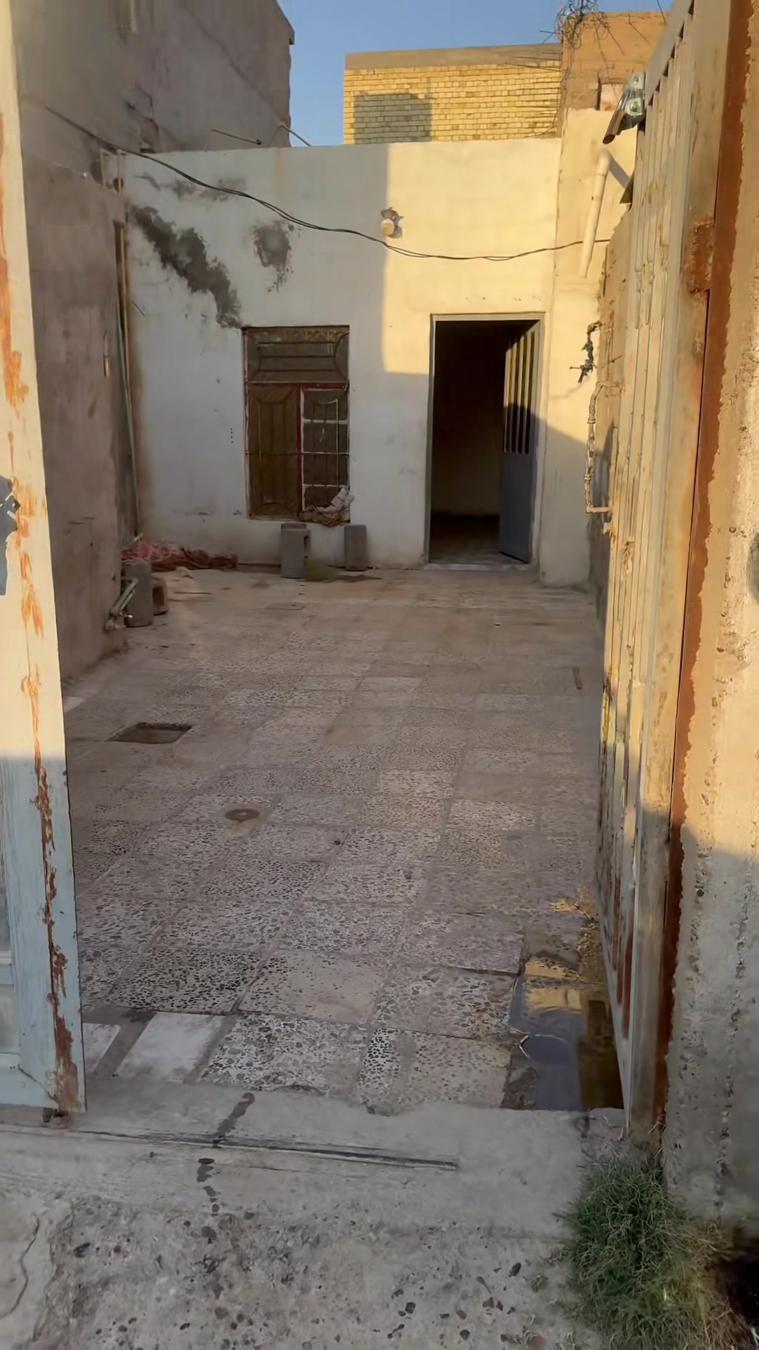 السلام عليكم 
مشتمل للبيع حي الشهداء قرب عمارة الجنابي بناء بلوك طابق واحد مساحة ١٢٥متر ارضيه كاشي سعر٤٥ مليون للاستفسار *********** او ***********
