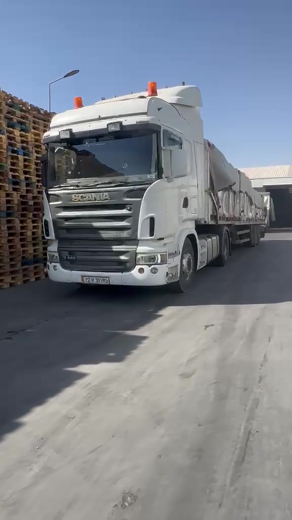 السلام عليكم سكانيه  موديل ٢٠٠٦ مكفوله كفاله عامه كير اوتماتيك رتايدر. ٥    طكات تبريد تدفئه مكينه جديده بيها موديل ١٥  سوبر عادي  لابخار ولا تنقيص انجكسن  عربانه شمتز  دسك. بريك  مربوطه وراها سنويه لل ٣١   اله تسقط بسمي  تخم تاير كهربائيات كلها كامله السعر 275 وبيها مجال 
للستفار :***********
واتساب موجود
