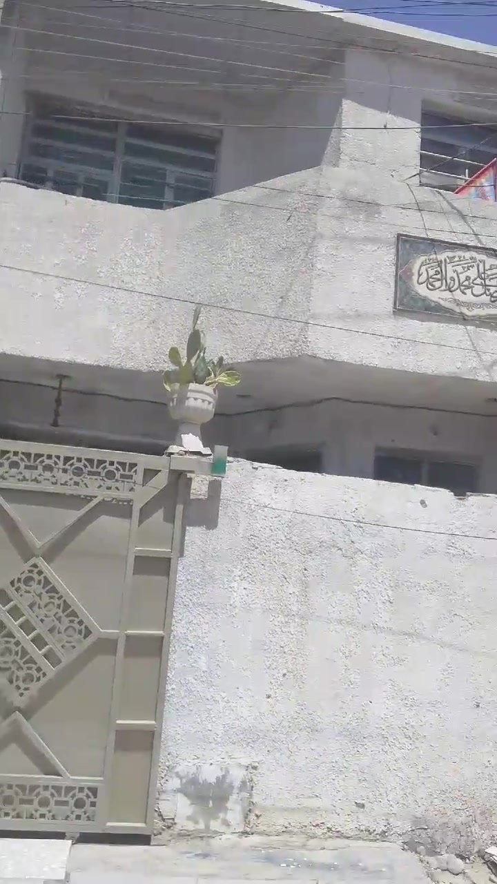 السلام عليكم

بيت للبيع – بغداد / الزعفرانية / شارع الكهرباء

📍 الموقع: قرب أسواق السلام
📐 المساحة: 50 متر مربع
📄 السند: 117

مواصفات البيت:
✅ مدخلين
✅ طرمة
✅ استقبال
✅ مطبخ حار + مطبخ بارد
✅ تواليت خارجي
✅ صحيات كاملة
✅ الطابق الثاني ساندويج بنل
✅ غرفتا ين كونة

💰 السعر: 35مليون دينار (قابل للتفاوض للجادين)

للاستفسار أو المعاينة، يرجى التواصل عبر الماسنجر أو الاتصال.