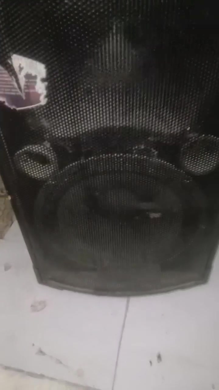 متاح سماعه وحده حجم ١٥ لبه فرديه جوة سماعه وفوك ماعرف شتسمو طربل بوقي ما  عرف شنو نوع السماعه صوتها صافي  مابيها وزه او شوشره مرتبه .مكاني بغداد .متواجد خاص
