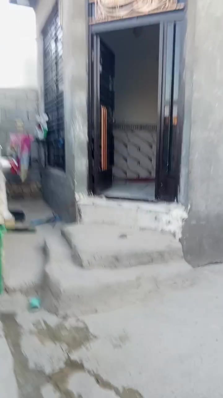 السلام عليكم بيت البيع مساحته 200متر  بيت جاهز بل خط الثاني
تبليط كهرباء مجاري  غرفتين صاله مطبخ استقبال صحيات كله تطبيك  سعر 45 بيه مجال شي قليل 
الهاتف ***********
قرب شارع سوالم مباشرتن
