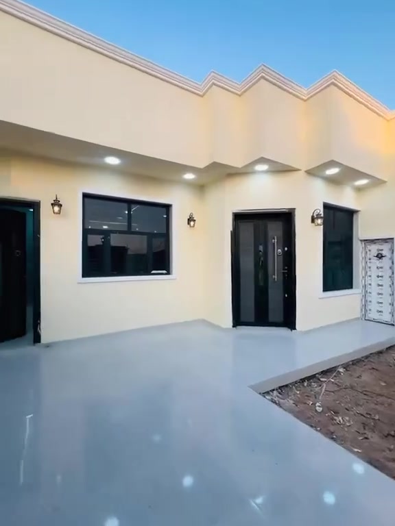 السلام عليكم دار سكن للبيع حديث غير مسكون ثلاث غرف نوم في الكوت منطقة حي الحكيم بالقرب من الكورنيش البناء درجة اولى مساحتة 200م ركن البناء طابوق درجة اولى والسقف صب مسلح والارضية والجدران سيراميك ويتكون البيت من ثلاث غرف نوم وصالة واستقبال ومطبخ وصحيات داخلية وخارجية ومرقم من قبل البلدية ومتوفرة كافة الخدمات السعر 105 وبي مجال الاستفسار الاتصال على هذا الرقم ***********
