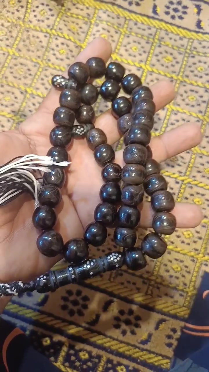 السلام عليكم للبيع سبحه يسر حجازي قديم 41حبه ***********
