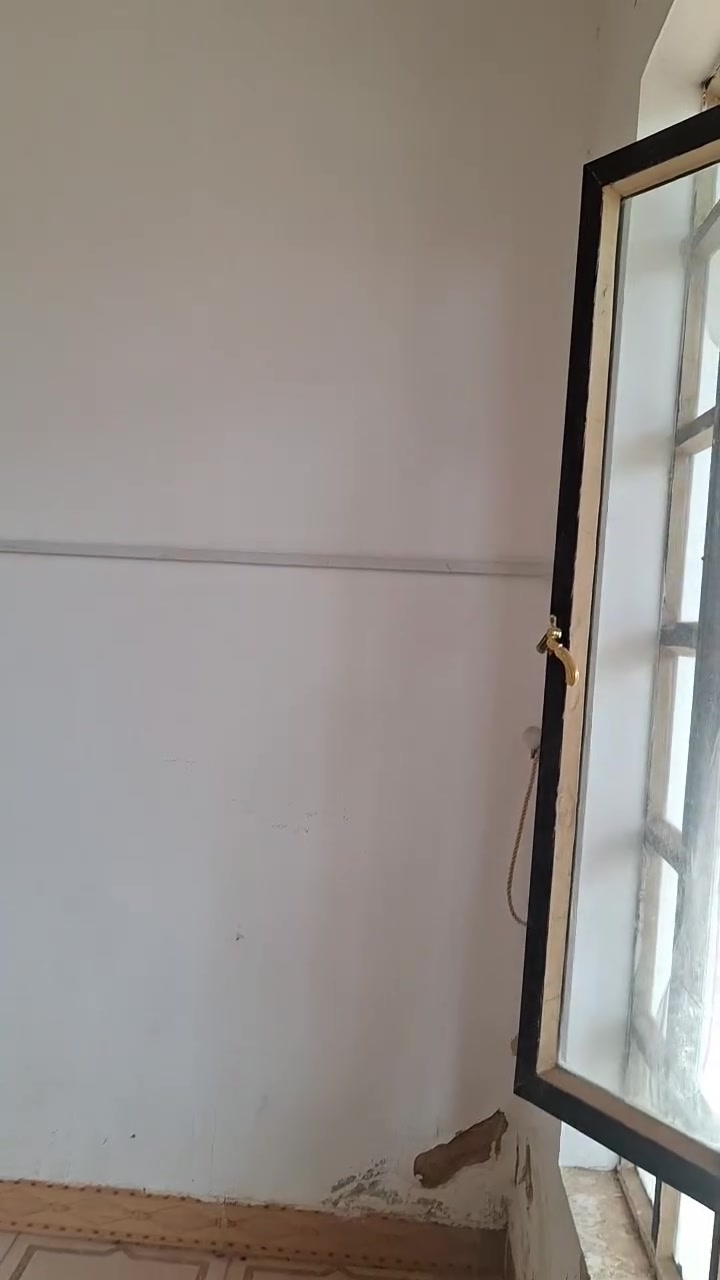 🏡بيت طابق ثاني للأيجار مكون من ...
غرفتين2+ ⚡️
مطبخ+⚡️
 صاله+ ⚡️
استقبال+⚡️
حمام.+⚡️
. البيت نضيف كلش مثل مموضح بالفديو ..المكان الديوم المربع الذهبي قرب جامع الحق المبين(سعر الايجار 250,000فقل) للأستفسار***********
