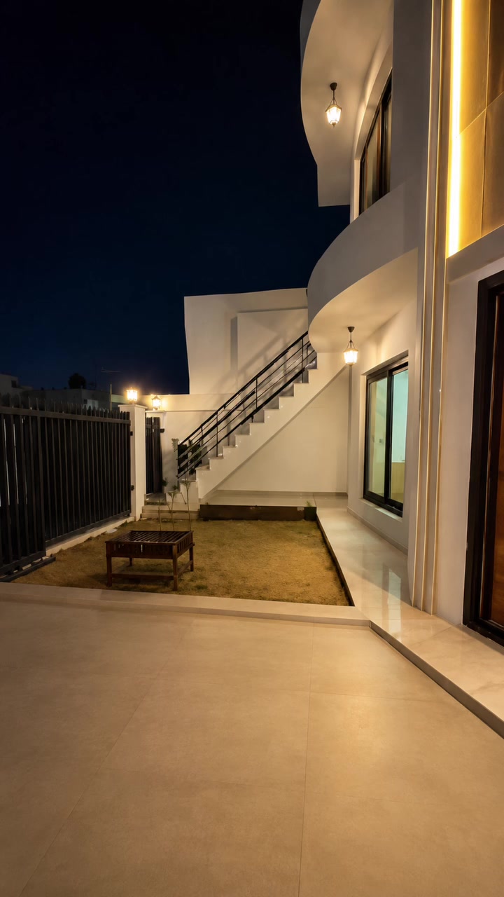 📍 دار حديثة شبه تجارية للإيجار – اليرموك
✨ فرصة مميزة في موقع حيوي، عقار حديث (زيرو) غير مستخدم، مناسب للشركات، المكاتب، العيادات، المعاهد، أو السكن الراقي.
📐 المساحة: 350م²
🏠 مواصفات العقار: ⭕️ 12 غرفة
⭕️ 8 حمامات
⭕️ كراج واسع
⭕️ الطابق الأرضي: 6 غرف
⭕️ الطابق الأول: شقتان، كل شقة تضم 3 غرف
⭕️ سبالت (مكيفات سبليت) جاهزة
⭕️ مطبخ بكاونترات حديثة
⭕️ منظومة كاميرات مراقبة
⭕️ العقار زيرو، غير مستخدم
⭕️ موقع مميز جدًا
🎯 مناسب لـ: ⭕️ الشركات
⭕️ المكاتب
⭕️ العيادات
⭕️ المعاهد
⭕️ السكن الراقي
💰 للاستفسار عن السعر:
اكتب تم في التعليقات، أو راسلنا مباشرة لمعرفة جميع التفاصيل.
📞 للتواصل والاستفسار:
***********
📲 متوفر واتساب
🟩 نستقبل جميع العروض والطلبات العقارية.
📸 نوفر تصويرًا احترافيًا وتسويقًا مميزًا للعقارات.
✨ عقارات الأكرم… ثقتكم عنوان نجاحنا.
#عقارات_الأكرم #عقارات_بغداد #عقارات_العراق #اليرموك #بغداد #دار_للإيجار #عقار #استثمار_عقاري #شركات #مكاتب #عيادات #مقر_شركة #الكرخ #BaghdadRealEstate #CommercialProperty #OfficeSpace #ForRent
