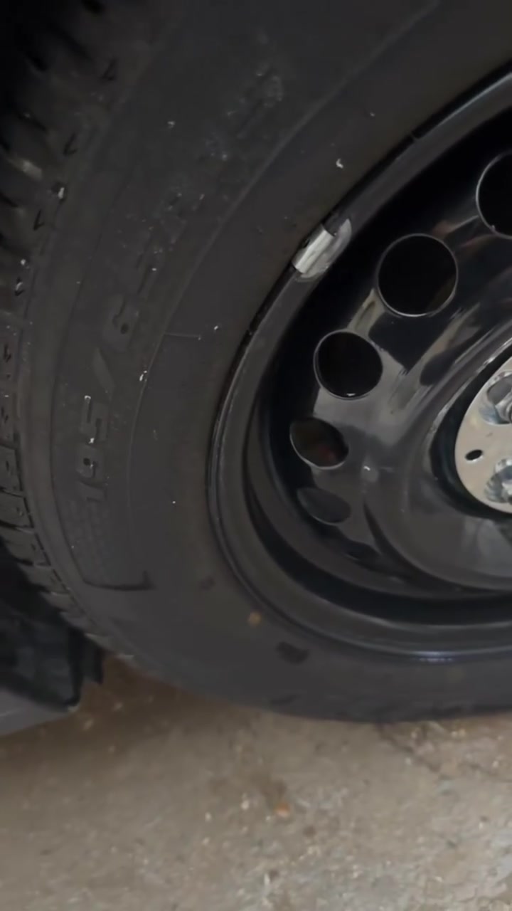 🚗 للبيع – 4 تايرات مع 4 ويلات أصلية كيا فورتي وجميع سيارات
✅ ماركة التاير: Comforser
✅ القياس: 195/65 R15
✅ الويلات: حديد أصلية كيا – لون أسود
✅ الحالة: شبه جديدة، مستخدمة لمدة شهرين فقط
✅ إنتاج: 2026
✅ العدد: 4 تايرات + 4 ويلات

💰 السعر: 300 الف

📍 العنوان: بغداد – سبع أبكار

📞 للتواصل:
***********
