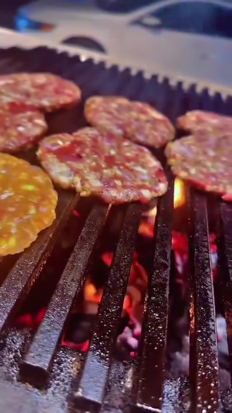 🔥🍔 حَيّاك… الطعم اللي يستاهل التجربة! 🍔🔥

إذا تحب البركر الحقيقي والطعم اللي يبقى ببالك، لا تدوّر هواي 😍
مطعم حياك جاي يقدملك نكهة غير، بطعم طازج وتحضير مرتب وباهتمام بكل تفصيلة ❤️‍🔥

🥩 بركر لحم
طعم غني ونكهة لحم تخليك تاخذ أول لقمة وتكملها للآخر بدون ما تحس 😋🔥

🍗 بركر دجاج
دجاج بطعم لذيذ وتتبيلة مميزة، ويا إضافات تخلي كل لقمة أحلى من الثانية 🤤

🍗🔥 زنكر دجاج
قرمشة من برّه، طراوة من جوّه، وطعم يخليك ترجع تطلبه مرة ومرتين وثلاث 😍

بـ حياك ما نريد بس نشبعك… نريد نخليك تستمتع بكل لقمة ❤️
من أول لقمة لآخر لقمة، هدفنا يكون الأكل حار، طازج، مرتب ولذيذ.

✨ إذا جوعان… حياك
✨ إذا محتار شتاكل… حياك
✨ وإذا تريد بركر وذنكر بطعم يستاهل… حياك وبس! 🔥

📍 مطعم حياك
🍔 بركر لحم | 🍗 بركر دجاج | 🔥 زنكر دجاج

حَيّاك… لأن الطعم الحلو إله عنوان ❤️‍🔥

العنوان مقابل المدخل الجديد مجاور مكتبة بسماية
للحجز و الاستفسار *********** رقم التوصيل
حيّاك /Hayyak
