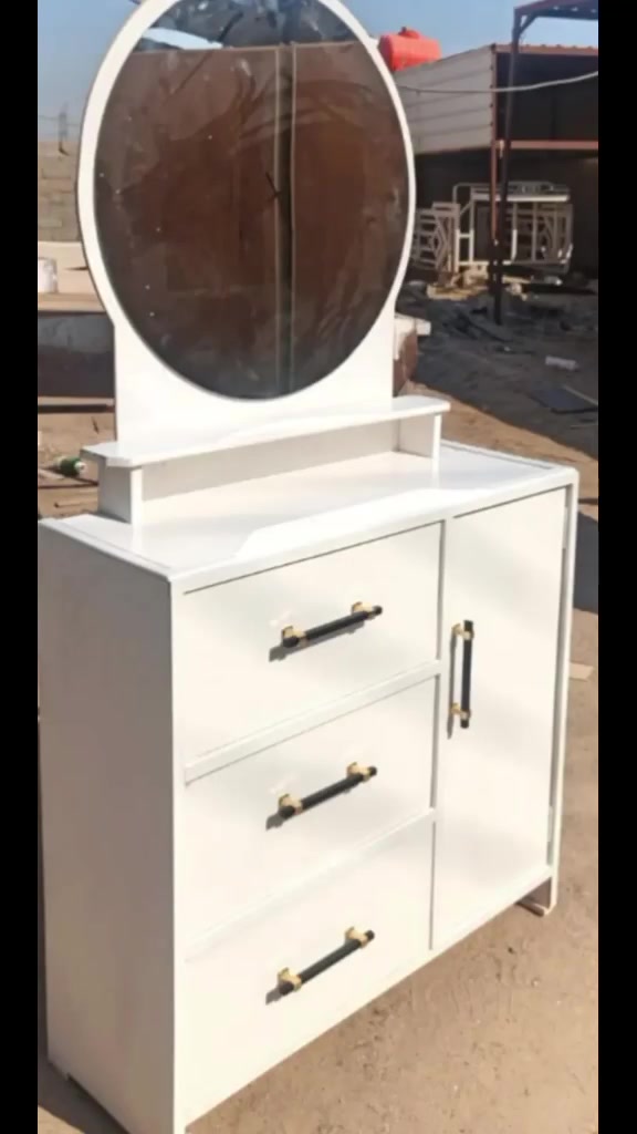 ميز مرايه تواليت بلوك بورد خالي من M,D,F, سعر 75  ,,,,, واتساب *********** البصره 5ميل
