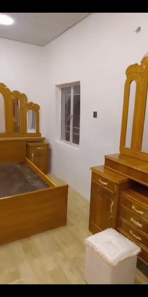 يعلن معرض الفرات اللأثاث عن تخفيض أسعار 
غرفه 5 أبواب صاج عراقي ملحق طابقين تتكون غرفه من 
8قطع زاويه برتفاع الكنتور تخته بلوكً اسود 6 رجلين ظهر فتح وشد براغي جرجوبه 
سعر 800الف 
العنوان بغداد الأمين الثانيه شارع الأرامل 
للاستفسارات اكثر ع راقم 
***********.  / واتساب
***********/الهاتف
