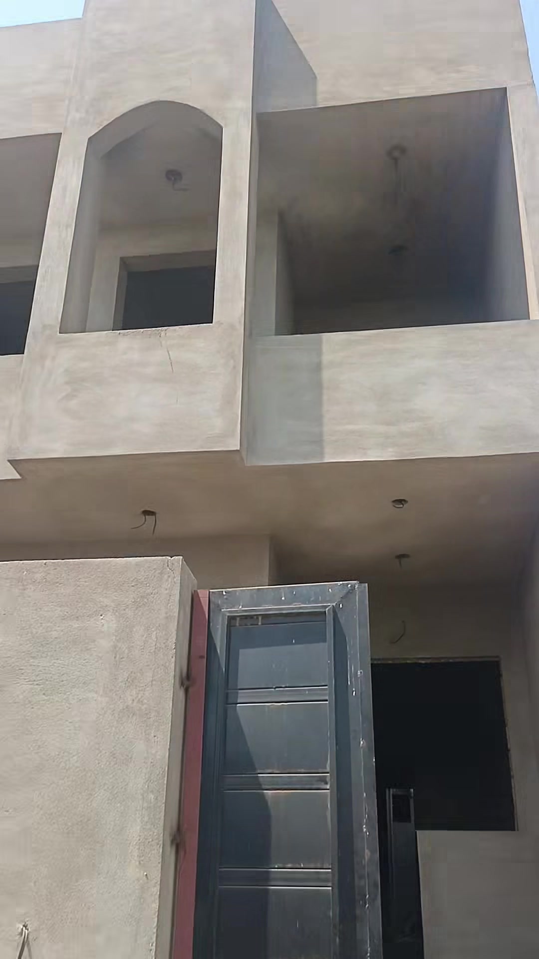 دار للبيع هيكل 
مساحة 120 متر 
وجه 6 ونزال 20 
طابقين يتكون من 4 غرف نوم
زراعي سند 25 موقع بعقوبة خلف صناعة ثالثة العثمانية باقي شي قليل بي نقص سيراميك وبوب وصبغ وشد كهرباء
توضبح كامل بلتصوير استفسار ***********
