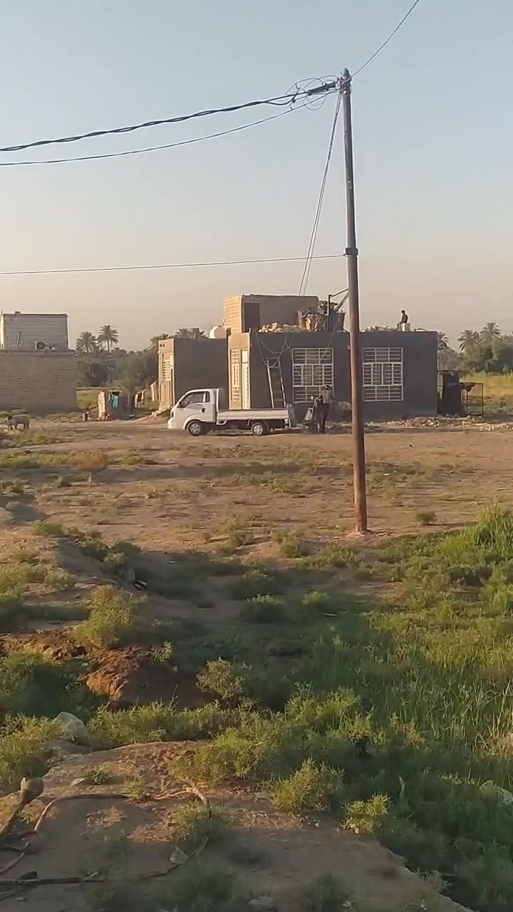 العزل بالزفت (القار) الاحترافية
نتبع خطوات هندسية دقيقة لضمان حماية الأسطح والحوائط من تسريبات المياه تماماً:
تنظيف السطح: إزالة الأتربة، الشوائب، والأنقاض بالكامل لتوفير بيئة التئام مثالية.
المعالجة والترميم: سد الشقوق والتصدعات واستخدام مادة الأساس (Primer) لتأسيس السطح.
تجهيز وتذويب الزفت: تسخين الزفت بدرجات حرارة محددة حتى يسل ويصل للزوجة المناسبة للتغلغل.
التطبيق والفرد: فرد طبقات الزفت بشكل متساوٍ على الأسطح مع تغطية الزوايا والفواصل بأسلوب حرفي.
التركيب والترك (عزل الممبرين): إضافة رولات العزل (اللباد) فوق طبقة الزفت المذاب ودكّها جيداً لضمان عدم وجود فجوات هواء.
الفحص والاختبار: غمر المكان بالماء لفترة محددة للتأكد من عدم وجود أي تسريب قبل تسليم العمل.
*********** واتساب
***********
***********
 #شغل
 #عمل
 #زفت
