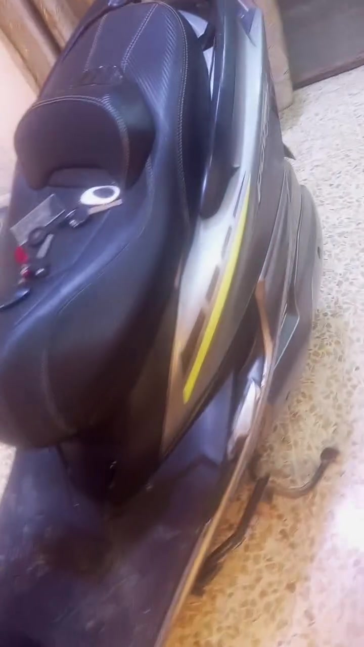 التصوير ضالمهه الجهاز كامرته مو شي 
🔥 للبيع: دراجة كهربائية Power R 2025 (تصميم سبورت مميز) 🔥

​للراغبين بالتنقل السريع والاقتصادي، دراجة شحن كهربائية بتصميم رياضي جذاب ونظيفة جداً، جاهزة للاستخدام اليومي بكفاءة عالية وبدون الحاجة للبنزين!

​⚡ المواصفات الفنية:

​الموديل: Power R (موديل 2025 الحديث).

​البطارية: ليثيوم (Lithium) سعة 35 أمبير (عملية جداً، قابلة للإزالة والشحن بسهولة في أي مكان).

​السرعة القصوى: تصل إلى 110 كم/ساعة.

​المدى (المسافة): تقطع حتى 100 كم بالشحنة الواحدة.

​✨ المميزات والتجهيزات:

​نظام الحركة والأمان: تحتوي على نظام البارك / الريوس (الرجوع للخلف) لسهولة الركن والتحكم، مع نظام فرامل ديسكات (Discs) لقوة كبح ممتازة وثبات.

​نظام تشغيل ذكي: تشغيل عن بُعد (ريموت كنترول) + كارت NFC ذكي + المفاتيح الأصلية.

​شاشة ديجيتال: واضحة وعصرية لعرض السرعة ومستوى شحن البطارية.

​الإضاءة والحماية: إضاءة LED قوية وجامجة أمامية رياضية للحماية من الرياح أثناء القيادة.

​📍 المكان: بغداد - أبو غريب - خرنابات

📞 للتواصل والاستفسار: ***********

💰 السعر: [أدخل السعر مليون او 100الف وقابل لتفاوض]
