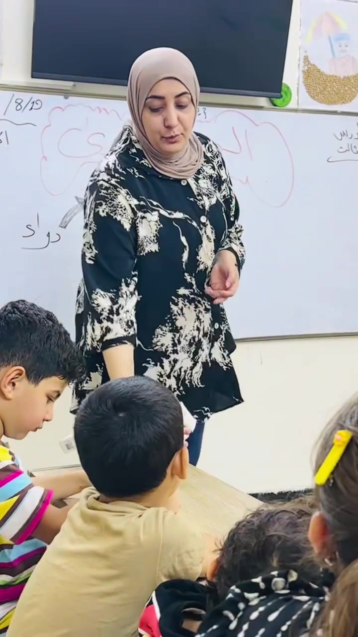 أهم درس نعلمه لأطفالنا هو شلون يحمون أنفسهم❤️✨
بـ روضتنا، الأمان دائمًا هو الأولوية. نتعلم ويا أبطالنا الصغار خطوات بسيطة بس كلش مهمة حتى يبقون بآمان بكل مكان:
الدواء مو حلاوة: ما نأخذ أي دواء أو علاج إلا من إيد بابا وماما أو الميسرة.

التصرف عند الحريق: إذا شفنا دخان أو نار، ما نختبئ! نطلع للمكان الآمن فوراً وننادي الكبار.

الأشياء الحارة: ما نقترب من الطباخ، الأباريق الحارة، أو عود الكبريت.

الأجسام الغريبة والكهرباء: ما نلعب بالنوازل والوايرات، ولا نقترب من المنظفات والمواد الكيميائية.

عبور الشارع بأمان: ما نعبر الشارع وحدنا أبداً! لازم نمسك إيد الكبار، ونباوع يمين ويسار وننتظر السيارات تتوقف تماماً.

سلامة أطفالنا تبدأ من الوعي والتكرار المستمر بالبيت والروضة. ربي يحفظ كل أبطالنا الصغار🕊️✨
📍 فرعنا الأول : بغداد – العامرية – نهاية شارع الملجأ – قرب المجلس البلدي
📞 للتواصل والاستفسار: ***********
📍 الفرع الثاني :حي الجهاد - سريع حي العامل - قرب مسبح الرافدين
📞 للاستفسار والتواصل: ***********

📌 تابعونا لتكونوا جزءًا من رحلتنا التربوية، ولتتعرفوا على رؤيتنا ورسالتنا وأهدافنا التي نطمح لتحقيقها معكم.

خطوة طفلك الأولى تبدأ من حلمه الأول 🌱
#روضة_الحلم_الأول #الحلم_الأول #حي_الجهاد
#العامرية
