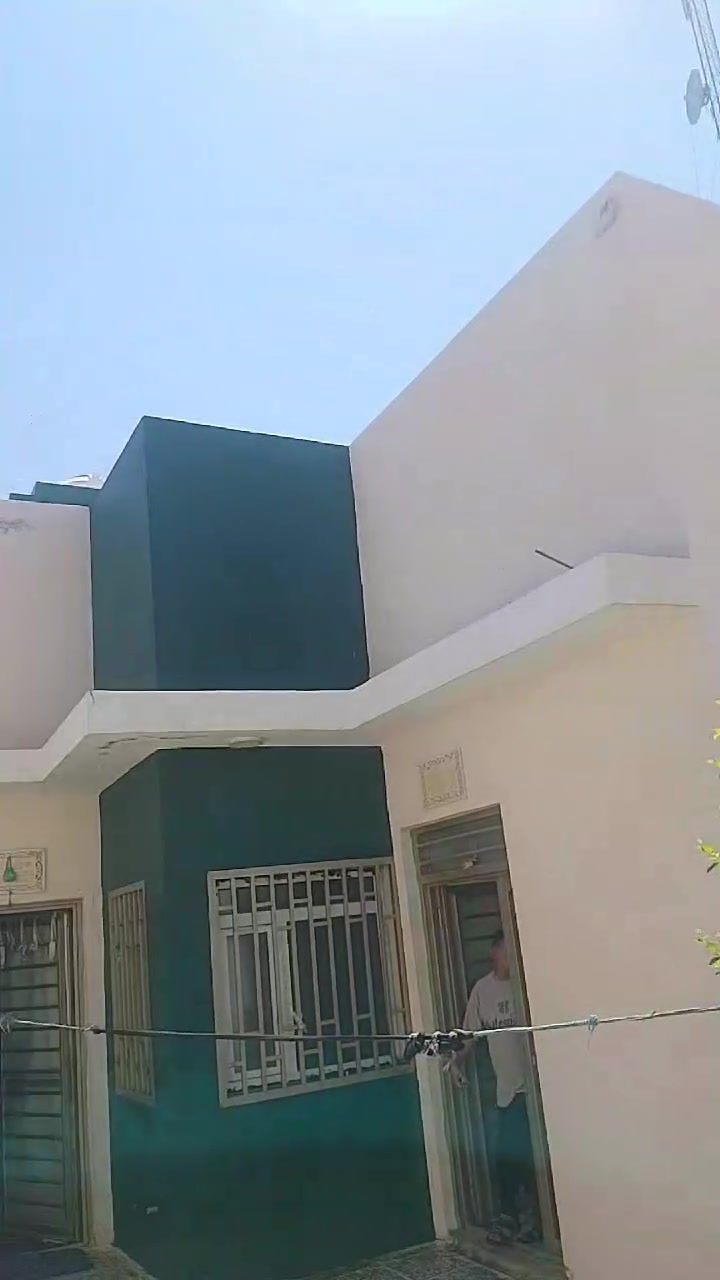 بيت للبيع  200 متر مجمع ابو تراب بلوك 79  يحتوي على غرفتين وصاله و استقبال و مطبخ و حمامين و منور عدد اثنين وحديقة وكراج سعر البيع ل صاحب الدار 85 مليون و للمصرف العقاري 73 مليون للاستفسار *********** ضياء ابو مصطفى
