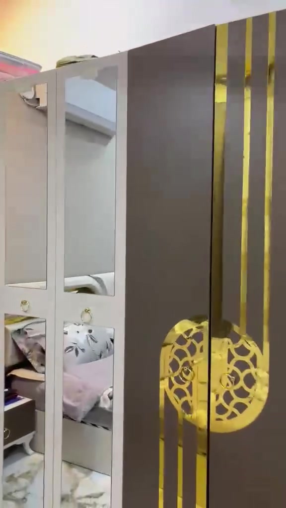 غرفه نوم كامله ماليزيه مابيها اي ضرر مع الدوشك والبردات كامله ب500 وبيها مجال  مكان حي جهاد
