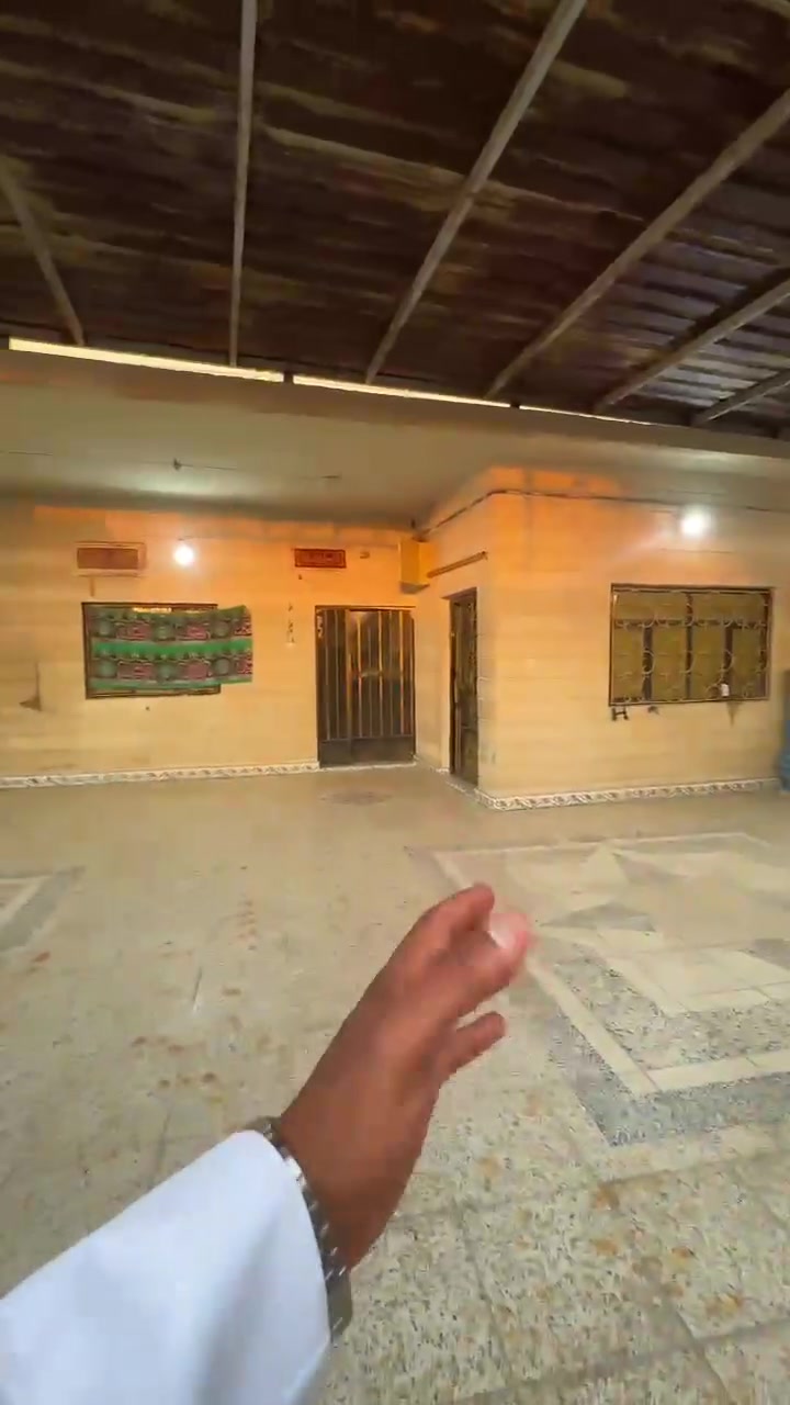بيت البيع وقف سني مسجل اصولي مساحت البيت 300 متر يحتوي البيت على قرف على 3 وستقبال وصاله ومطبخ وصحيات العنوان البصرة أبو الخصيب حمدان قرب جامع فاطمه السعر 80 مليون وبي مجال الستفسار نتصل على الرقم *********** بي واتساب
