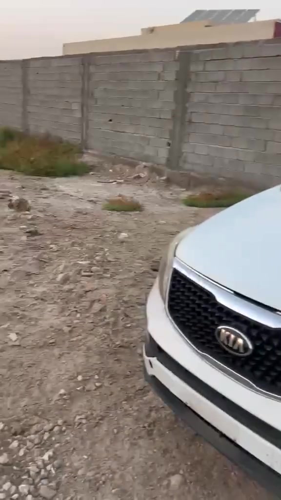 قطعة أرض ركن للبيع 4000 متر 
كاملة او تقسيم حسب الطلب 
طابو زراعي سند 25 
على شارع 30 متر و شارع 10 متر 
واجهة 106 و الواجهة الثانية 40 
خدمات متوفرة مي كهرباء 
متوفر حولها بناء بيوت المنطقة مسكونة 
الموقع : قرب رگية و فاضل 
للاسفسار على الرقم (***********) واتساب
