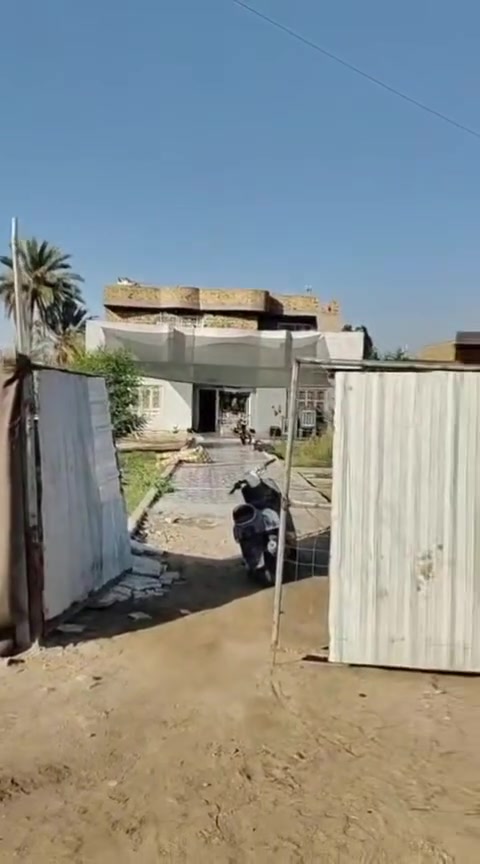 عقار بالدسمية المساحة الكلية 1750 مع بيت طابقين يتكون من 4غرف نوم وصالة واستقبال وصحيات داخلية وخارجية الموقع السادة الغرابات عالاروائي الأتصال على الرقم ***********
