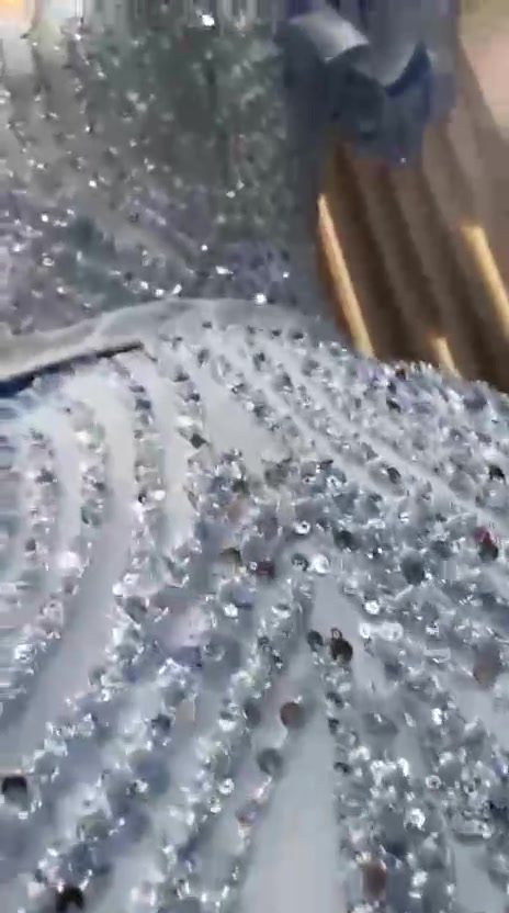 لاصحاب صالون بيع بدلات نظيفة 
***********
