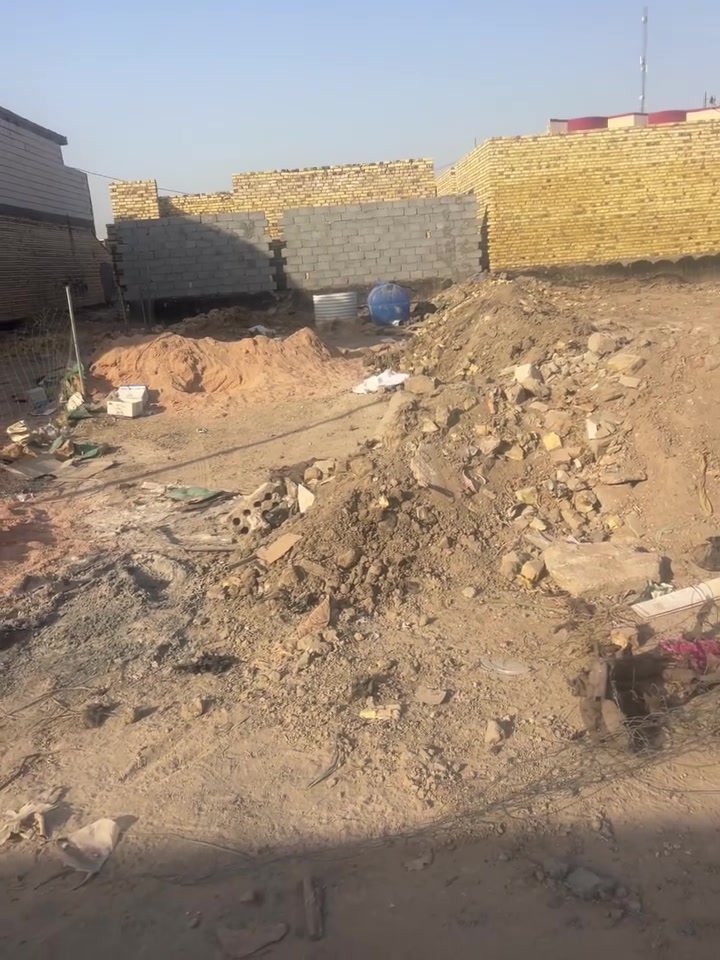 قطعة ارض للبيع مساحه 200طويريج منطقة الكطع تبعد عن الجدول 50متر خامس قطعه عن التبليط تبعد عن سيطرة الرجيبه500 متر وماكو مقابيله بيت فقط سياج 
السعر 25 وتساب فقط***********
