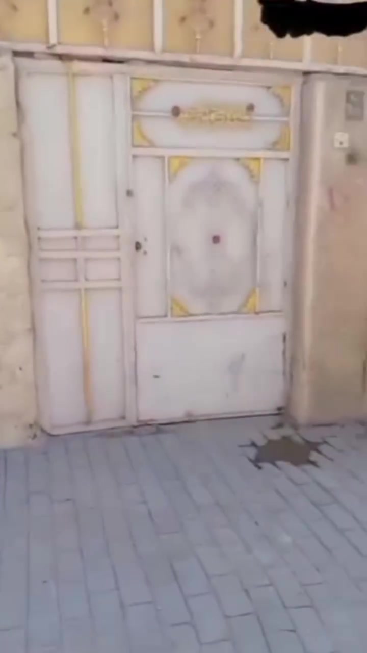 السلام عليكم دار للبيع 🏠 المساحه 90متر قاطين 
📍في منطقه البلديات الظباط📍 الثانيه منطقه حي الزهراء الستكشافات📍 شارع ال 150قرب اسواق وافران السيد 📍
تحتوي على 

ستقبال 🔑

🔑مطبخ 

صاله 🔑

🔑غرف نوم عدد 3

صحيات داخليه + خارجيه 🔑

🔑كراج كلش مرتب وجبير 

📞للأستفسار ***********📞

السعر 48وبي مجال
