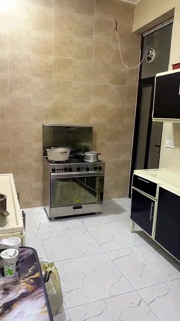 السلام عليكم اثاث بيت كامل للبيع سبلت انفينتر طن ونص مستعمل 20 يو م وثلاجه ايضاً جديده وغرفه نوم جديده كاونتر وملحقاته طباخ طبلات ميز بلازمه وبلازمه دبه غاز تخم ملكي وكلهن غراض جدد مكاني بغداد البياع ***********
