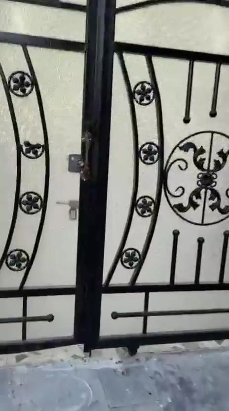 السلام عليكم 
دار للبيع 100متر  طابقين زراعي 
عنوان كركوك حي واسطي قريب من
 حسينيه ام بنين أو صيدليه رسل 
سعر /   88  بي مجال  
***********
