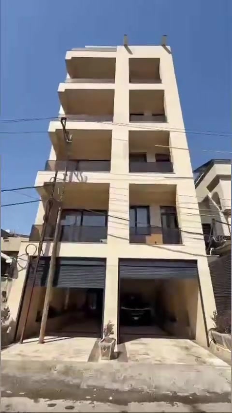موقع متميز جداً قرب السفارة الروسية – حي المتنبي

بناية راقية ومستقلة، مناسبة للشركات والمؤسسات والسفارات والمنظمات، تتكون من 7 طوابق، مع تصميم عملي ومساحات واسعة وتجهيزات متكاملة.

تفاصيل البناية:
• مساحة البناء/الطابق: 250 م²
• عدد الطوابق: 7 طوابق
• كل طابق عبارة عن شقة مستقلة بمساحة 250 م²
• مصعد كهربائي
• تبريد مركزي لجميع الشقق
• كراج داخلي يتسع لـ 4 سيارات

مواصفات كل طابق:
• استقبال واسع
• حمام ضيوف
• مطبخ
• 3 غرف نوم
• غرفة ماستر مع حمام خاص
• حمام رئيسي
• مخزن
• غرفة غسيل

مناسبة جداً لـ:
الشركات الكبرى • المؤسسات • المنظمات • المكاتب الإدارية • الجهات الدبلوماسية

التأجير بالكامل وللشركات فقط

الإيجار السنوي: 100,000$ مائة الف دولار أمريكي

📞 للاستفسار مع العقاري سلام الجبوري 
‏  *********** 

موقع مميز + مساحة واسعة + بناية متكاملة تصلح للشركات والمؤسسات والمنظمات و إلخ.
