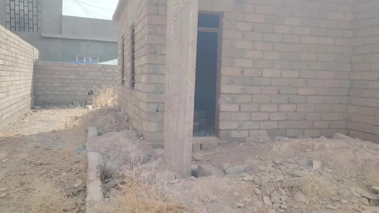 بعد التحيه والسلام
بيت للبيع العنوان مفرق الزاوية يم بانزين خانة اللجي مجاور المدرسه الجديدة المساحه 220متر 
السعر 26 مليون 
الهاتف ***********
